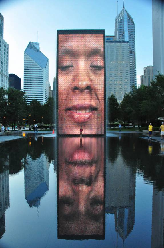 A Larissa sozinha na fonte do parque Millenium, em Chicago, Illinois, nos Estados Unidos